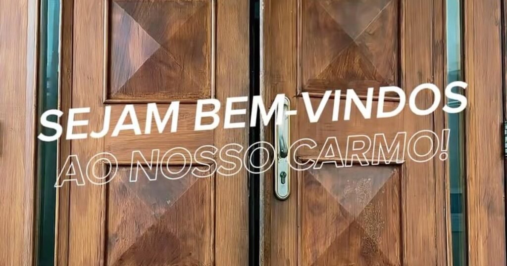Portas de madeira do Colégio Carmo abertas com a mensagem Sejam bem-vindos ao nosso Carmo, no dia da acolhida do Processo de Admissão 2027