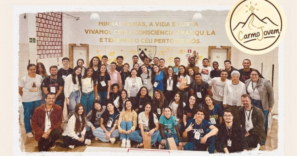 Foto do grupo de jovens, educadores e convidados no primeiro encontro do CarmoJovem, no Colégio Carmo