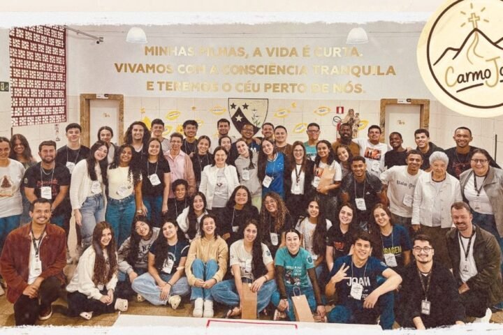 Foto do grupo de jovens, educadores e convidados no primeiro encontro do CarmoJovem, no Colégio Carmo