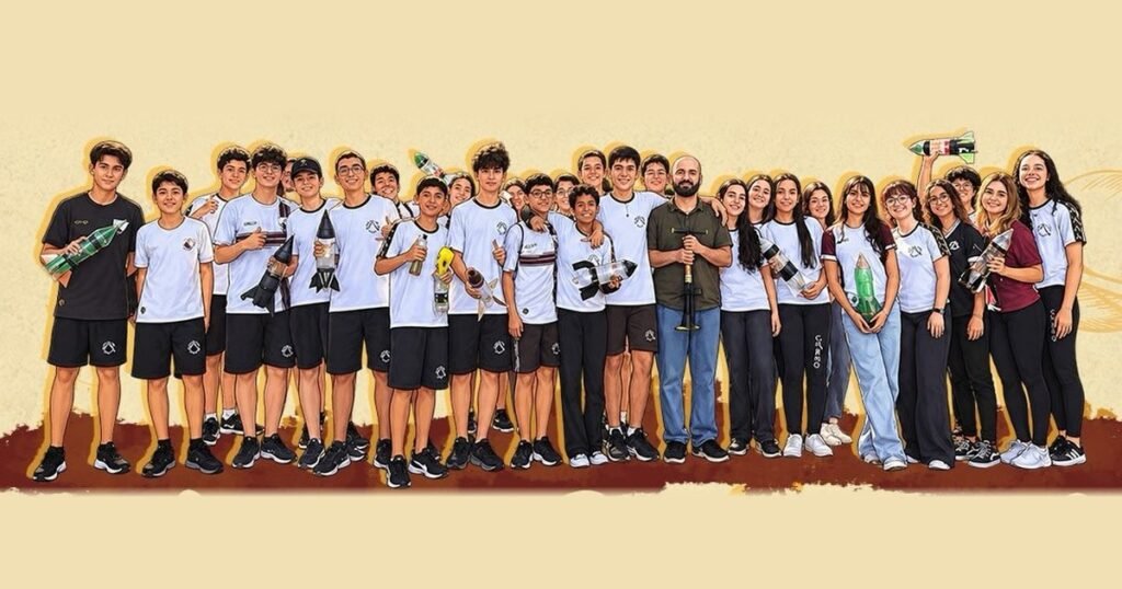 Turma do Ensino Médio do Colégio Carmo com os foguetes de garrafa PET construídos para a OBAFOG, ao lado do professor