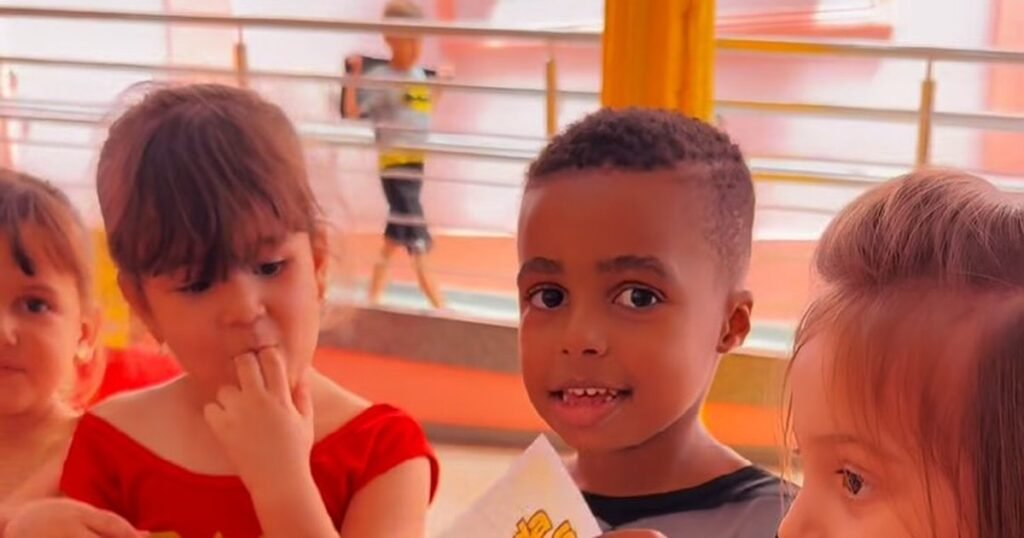 Crianças do Colégio Carmo na abertura da Semana da Criança 2026, uma delas fantasiada de Mulher-Maravilha